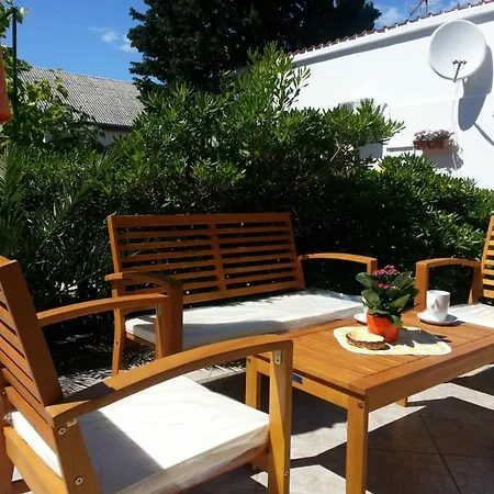 アパート In Sabunike With Terrace, Air Conditioning, Wi-fi, Washing Machine *