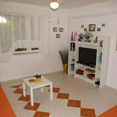 Apartment In Sabunike With Terrace, Air Conditioning, Wi-fi, Washing Machine