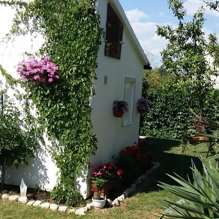 Apartment In Sabunike With Terrace, Air Conditioning, Wi-fi, Washing Machine *