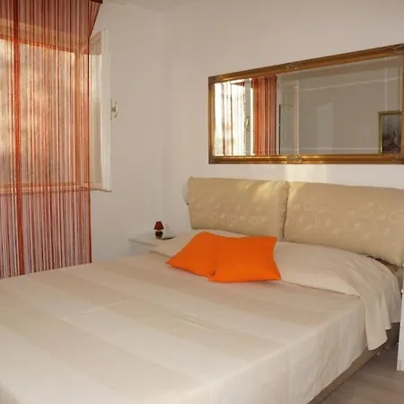 In Sabunike With Terrace, Air Conditioning, Wi-fi, Washing Machine アパート プリヴラカ