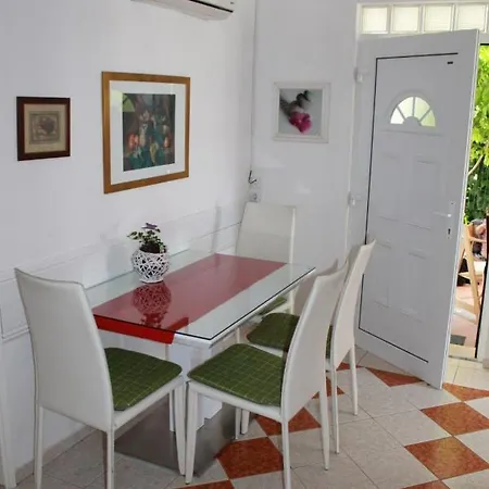In Sabunike With Terrace, Air Conditioning, Wi-fi, Washing Machine *