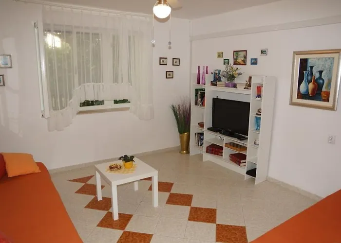 公寓 In Sabunike With Terrace, Air Conditioning, Wi-fi, Washing Machine