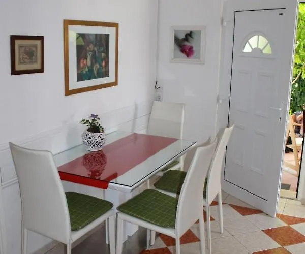 In Sabunike With Terrace, Air Conditioning, Wi-fi, Washing Machine *